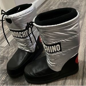Silver Moschino snow boots